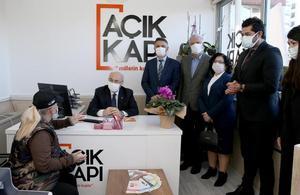 İçişleri Bakanlığınca, vatandaşla en üst düzeyde iletişim kurulması, taleplerinin etkin ve hızlı şekilde alınarak takip edilmesi ve sonuçlandırılması amacıyla 2017 yılında hayata geçirilen Açık Kapı uygulaması kapsamında İzmir’de açılan birim sayısı 17'ye yükseldi. Narlıdere Kaymakamlığı bünyesinde hizmete alınan Açık Kapı Şefliğinin açılışına Vali Yavuz Selim Köşger de (sol 2) katıldı. ( İzmir Valiliği - Anadolu Ajansı )