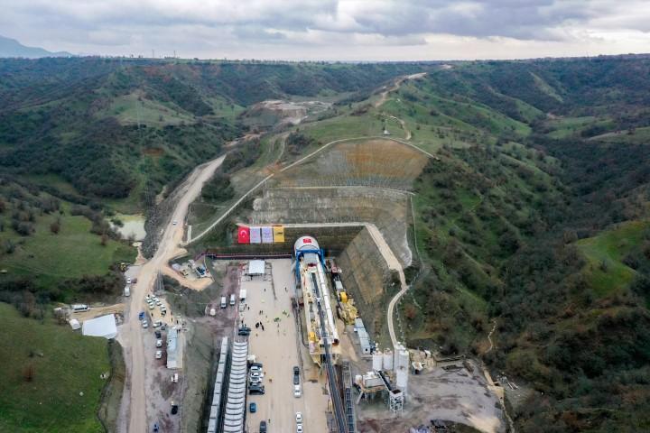 İzmir-Afyonkarahisar-Ankara Yüksek Hızlı Tren Projesi Eşme-Salihli Kesimi T1 Tüneli Kazı Başlangıç Töreni, Ulaştırma ve Altyapı Bakanı Adil Karaismailoğlu'nun da katılımıyla yapıldı.  ( Mahmut Serdar Alakuş - Anadolu Ajansı )