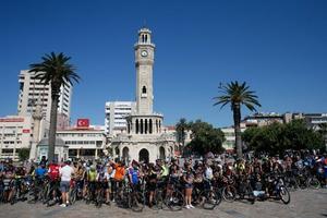 İzmirli bisikletseverler, "özgürlük için pedal" sloganıyla bisiklet turu düzenledi.  ( Evren Atalay - Anadolu Ajansı )