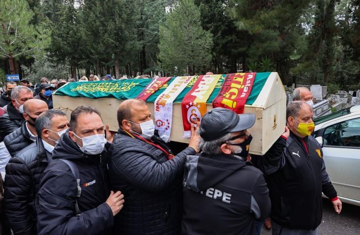 Galatasaray ve Türk futbolunun unutulmaz isimlerinden Erhan Önal (64), İzmir'de son yolculuğuna uğurlandı. Dün yaşamını yitiren Önal'ın cenazesi, yakınları tarafından Eski Bornova Mezarlığı'na getirildi. Önal'ın naaşı, kılınan cenaze namazının ardından ailesine ait bölüme defnedildi.
Cenazeye, Önal'ın kızı Bige Önal, yakınları, eski futbolcu arkadaşları ve sevenleri katıldı. ( Mehmet Emin Mengüarslan - Anadolu Ajansı )