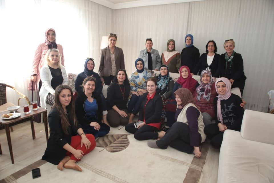 AK Parti İzmir Kadın Kolları Başkanı Dilek Yıldız Büyükdağ, seçim çalışmaları kapsamında Aliağa ilçesini ziyaret ederek, bir evde düzenlenen toplantıya katıldı. Büyükdağ, kendisine eşlik eden AK Parti Aliağa Kadın Kolları Başkanı Şule Akman Yıldırım ile kadınlarla hatıra fotoğrafı çektirdi. ( Mustafa Yıldırım - Anadolu Ajansı )