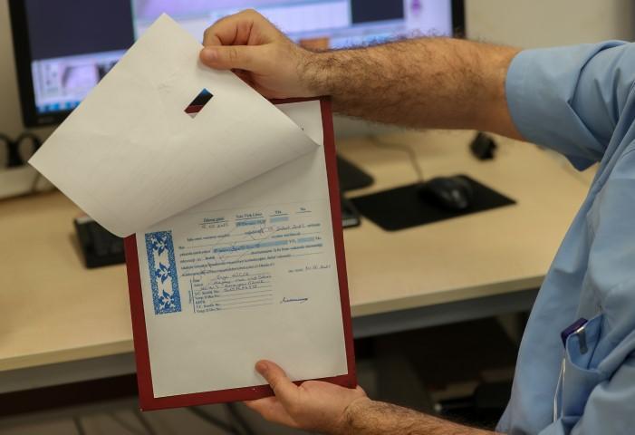 Emniyet Genel Müdürlüğü Kriminal Daire Başkanlığına bağlı 10 laboratuvardan biri olan İzmir Bölge Kriminal Polis Laboratuvarı Müdürlüğü bünyesindeki Belge İnceleme Şube Müdürlüğü, el yazısı imza, belge sahteciliği, tahrifat ve makine yazıları inceleme alanlarında hizmet veriyor. Emniyet Genel Müdürlüğü Kriminal Daire Başkanlığına bağlı 10 laboratuvardan biri olan İzmir Bölge Kriminal Polis Laboratuvarı Müdürlüğü bünyesindeki Belge İnceleme Şube Müdürlüğü, el yazısı imza, belge sahteciliği, tahrifat ve makine yazıları inceleme alanlarında hizmet veriyor. ( Mahmut Serdar Alakuş - Anadolu Ajansı )