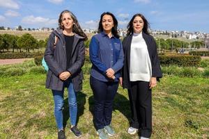 İzmir depreminde evlatlarını kaybeden 3 anne, Kahramanmaraş merkezli depremlerde benzer acıları yaşayan kader arkadaşlarının acısını bir nebze azaltarak yaralarına merhem olmak için felaketin ilk günlerinden bu yana seferber oldu. Anneler Seher Perincek (solda), Tülin Batmaz (ortada) ve Meryem Öztürk (sağda) AA muhabirine açıklamalarda bulundu.  ( Meriç Ürer - Anadolu Ajansı )
