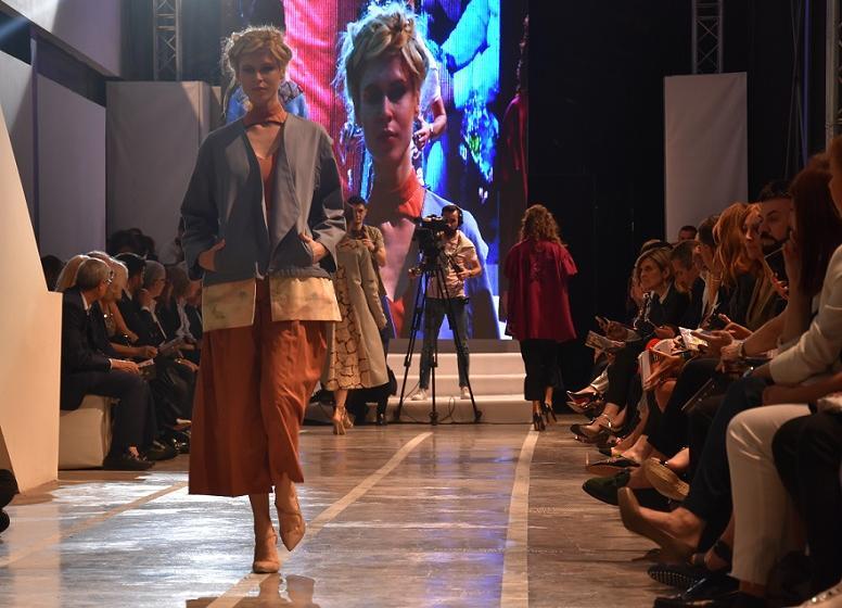 Ege İhracatçı Birlikleri (EİB) 12. Moda Tasarım Yarışmasının birincisi Emre Pakel oldu. Türk Hazır Giyim ve Konfeksiyon sektörüne genç ve yenilikçi tasarımcılar kazandırmak amacıyla düzenlenen moda tasarım yarışmasının final defilesi Yeşilova Höyüğünde yapıldı.   ( Yusuf Şahbaz - Anadolu Ajansı )