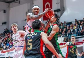 ING Basketbol Süper Ligi 28. hafta mücadelesinde Aliağa Petkimspor ile Semt77 Yalovaspor, ENKA Spor Salonu'nda karşılaştı. Aliağa Petkimspor'dan Malcolm Thomas (ortada) bir pozisyonda rakibi İlkan Karaman (sağda) ile mücadele etti. ( Mahmut Serdar Alakuş - Anadolu Ajansı )