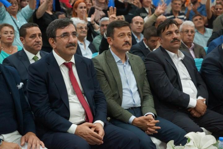 AK Parti Genel Başkan Yardımcıları  Cevdet Yılmaz(solda) ile Hamza Dağ(ortada), Konak İlçe Teşkilatı'nın Hasan Sağlam Öğretmenevi'nde düzenlenen danışma kurulu toplantısına katıldı.                               ( Tezcan Ekizler - Anadolu Ajansı )