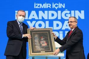 Türkiye Cumhurbaşkanı ve AK Parti Genel Başkanı Recep Tayyip Erdoğan, partisinin Halkapınar Spor Salonu'nda düzenlenen AK Parti İzmir 7. Olağan İl Kongresi'ne katıldı. Kongrede AK Parti İzmir İl Başkanı Kerem Ali Sürekli (sağda) Cumhurbaşkanı Erdoğan'a (solda) tablo hediye etti. ( TCCB/Murat Çetinmühürdar - Anadolu Ajansı )
