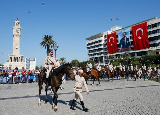 İzmir'in düşman işgalinden kurtuluşunun 97. yıl dönümü dolayısıyla Zafer Yürüyüşü düzenlendi, atlı süvari birliklerinin kente girişi canlandırıldı. İzmir Valiliği önündeki törende atlı süvari birliklerinin 9 Eylül'de İzmir'e girişi ve Valilik binasında Türk bayrağını göndere çekişi canlandırıldı. ( Evren Atalay - Anadolu Ajansı )