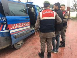 İzmir'in Dikili ilçesinde terör örgütü DEAŞ'a yönelik operasyonda gözaltına alınan 2 Suriyeliden biri tutuklandı.  ( İzmir İl Jandarma Komutanlığı - Anadolu Ajansı )