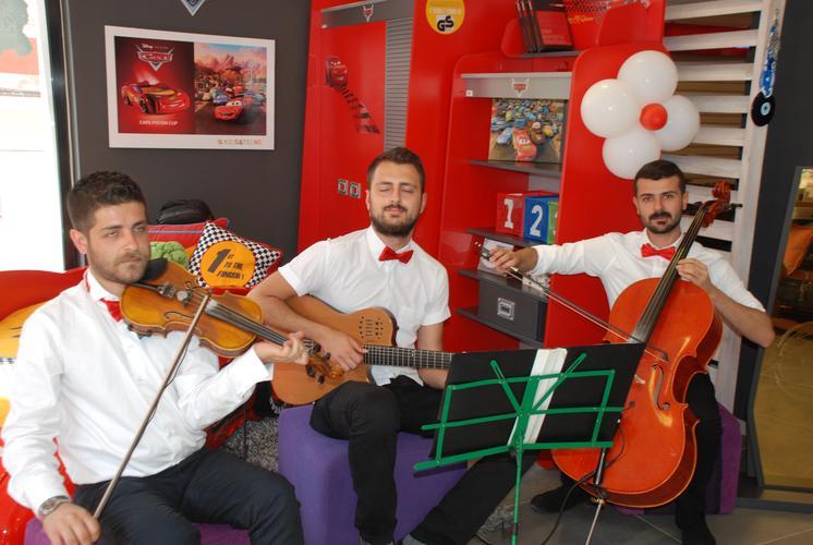 Açılış canlı klasik müzik eşliğinde profosyenelce gerçekleşti.