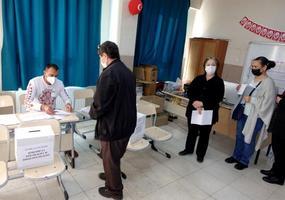 İzmir, Aydın ve Manisa illerinde yaşayan çifte vatandaşlar, Bulgaristan'daki parlamento ve cumhurbaşkanlığı seçimleri için oy kullandı. İzmir’de Aliağa, Bornova, Buca, Gaziemir, Urla ve Menderes ilçelerindeki 12 okula sandık kuruldu. ( Halil Şahin - Anadolu Ajansı )