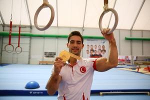 Artistik Cimnastik Dünya Şampiyonası'nda halka aletinde altın madalya kazanarak Türk spor tarihinde ilki gerçekleştiren İbrahim Çola, ayağının tozuyla 2020 Tokyo Olimpiyatları hazırlıklarına başladı. ( Halil Fidan - Anadolu Ajansı )