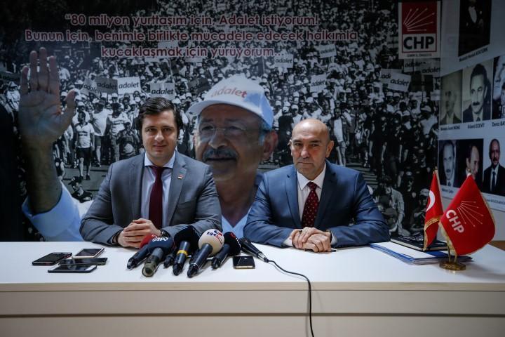 CHP İzmir Büyükşehir Belediye Başkan Adayı Tunç Soyer (sağda), partisinin İzmir İl Başkanlığını ziyaret etti. Soyer, adaylığı sürecindeki desteği nedeniyle CHP İzmir İl Başkanı Deniz Yücel'e (solda) teşekkür etti. ( Mahmut Serdar Alakuş - Anadolu Ajansı )