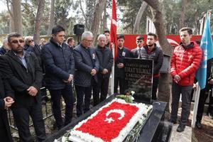 Ege Üniversitesinde 5 yıl önce öğrenciler arasında çıkan kavgada öldürülen Fırat Yılmaz Çakıroğlu, mezarı başında anıldı. Baba Fuat Çakıroğlu (sol 3) oğlunun kabri başında dua etti, yanında getirdiği su ile mezarın üzerinde bulunan Türkiye haritası motifi verilmiş karanfilleri suladı.                              ( Tezcan Ekizler - Anadolu Ajansı )