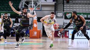 ING Basketbol Süper Ligi'nin 11. haftasında Frutti Extra Bursaspor ile Aliağa Petkimspor takımları  karşı karşıya geldi. Frutti Extra Bursasporlu Onuralp Bitim (ortada), bir pozisyonda Aliağa Petkimsporlu Ramirez (sağda) ve Erol Can Çinko (solda) ile mücadele etti. ( Mustafa Bikeç - Anadolu Ajansı )