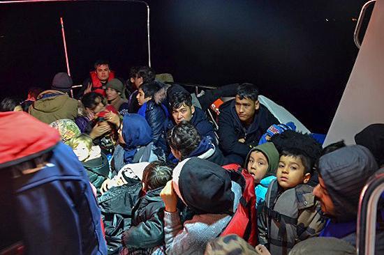 İzmir'in Dikili ilçesinde yasa dışı yollarla yurt dışına çıkmaya çalışan 52 düzensiz göçmen yakalandı. ( Sahil Güvenlik Komutanlığı - Anadolu Ajansı )