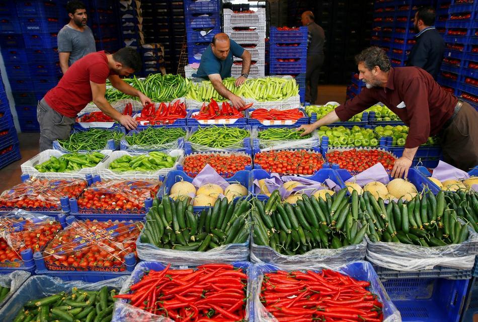 Türkiye Haller Federasyonu Başkan Vekili Orhan Doğan, mevsimsel olarak sebze ve meyve ürünlerinde bolluk yaşandığını, ramazan ayında genel olarak fiyatların ucuz olacağını söyledi.    ( Cem Öksüz - Anadolu Ajansı )