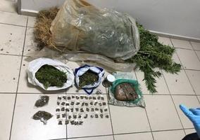 İzmir'in 4 ilçesinde düzenlenen farklı operasyonlarda 84 gram eroin, 12 gram bonzai, 6 kilo 700 gram esrar, 12 gram kokain ele geçirildi, gözaltına alınan 11 zanlının 9'u tutuklandı. İl Emniyet Müdürlüğü Narkotik Suçlarla Mücadele Şube Müdürlüğü ekipleri, kentte uyuşturucu ticaretinin önlenmesine yönelik çalışmalar kapsamında Konak, Bornova, Bayraklı ve Aliağa ilçelerinde operasyonlar düzenledi.  ( İzmir Emniyet Müdürlüğü - Anadolu Ajansı )