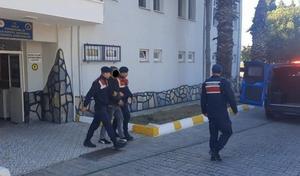 İzmir'de haklarında kesinleşmiş hapis cezası bulunan kişilere yönelik jandarmanın düzenlediği operasyonlarda yakalanan 17 hükümlü cezaevine gönderildi. ( İl Jandarma Komutanlığı - Anadolu Ajansı )