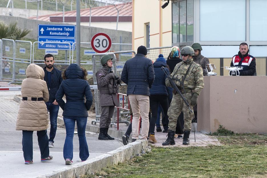İzmir'de, Fetullahçı Terör Örgütü'nün (FETÖ) 15 Temmuz'daki darbe girişimine ilişkin soruşturma kapsamında açılan ilk davada 270 sanığın yargılanmasına başlandı. İzmir Cumhuriyet Başsavcıvekili Okan Bato koordinesinde, Terör ve Örgütlü Suçlar Soruşturma Bürosu Savcısı Berkant Karakaya tarafından hazırlanan iddianamenin 2. Ağır Ceza Mahkemesince kabul edilmesinin ardından 152'si tutuklu 270 sanık, Aliağa Ceza İnfaz Kurumu Kampüsü'ndeki duruşma salonunda hakim karşısına çıktı. Duruşmanın yapılacağı salonun bulunduğu Aliağa Ceza İnfaz Kurumları Kampüsü çevresinde yoğun güvenlik önlemi alındı. Bölgede komando birlikleri, motorlu jandarma timleri, sivil ekipler ve bomba arama köpekleri de hazır bulundu. ( Mahmut Serdar Alakuş - Anadolu Ajansı )