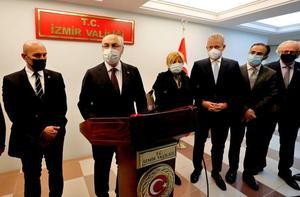 İzmir Valisi Yavuz Selim Köşger (sol 2), 30 Ekim'de yaşanan depremde hasar görmesi nedeniyle yıkılan 33 okulun iş insanlarının desteğiyle yeniden yapılacağını açıkladı. ( İzmir Valiliği - Anadolu Ajansı )