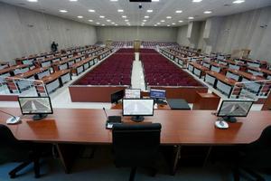 İzmir'de Fetullahçı Terör Örgütünün (FETÖ) darbe girişimine ilişkin 267 sanığın yargılamasının yapılacağı 654 kişi kapasiteli duruşma salonu yenilenerek hazır hale getirildi. FETÖ'nün 15 Temmuz darbe teşebbüsüne ilişkin İzmir'de yürütülen soruşturma kapsamında, 267 sanığın yargılanacağı duruşma salonu, 270 sanık, 202 avukat, 162 izleyici ve 20 basın mensubu olmak üzere 654 kişi kapasiteli düzenlendi. ( Evren Atalay - Anadolu Ajansı )