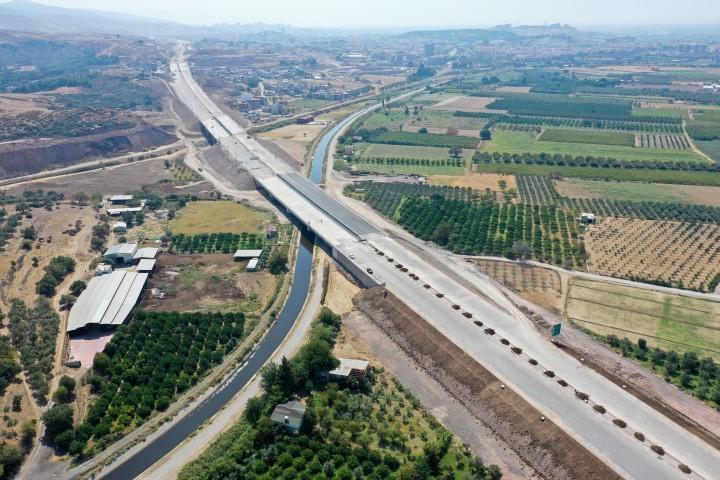 İzmir'de önemli sanayi ve turizm merkezlerinin bulunduğu kuzey aksında trafik sorununa önemli ölçüde çözüm sağlayacak Menemen - Aliağa - Çandarlı Otoyolunda sona yaklaşıldı. İzmir'de Petkim, Tüpraş, demir çelik fabrikaları, limanlar ve organize sanayi bölgelerinin bulunduğu Aliağa güzergahı ile Foça'daki turizm merkezlerinin hızlı ulaşım ihtiyacının karşılanması amacıyla 15 Şubat 2017'de ihalesi yapılan Koyundere-Menemen-Aliağa-Çandarlı Otoyolu Projesi, yüzde 90 oranında tamamlandı.  ( Evren Atalay - Anadolu Ajansı )
