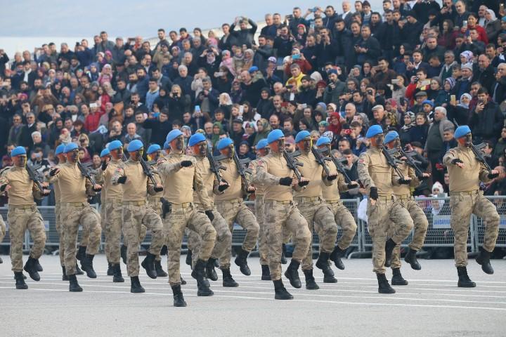 İzmir Yeni Foça Jandarma Komando Teröristle Mücadele Harekatı (TMH) Okul Komutanlığında eğitim gören 1136 uzman erbaş adayı, terörle mücadele andı içti. Törende komandoların tüfekli hareket, yakın boğuşma teknikleri ve meskun mahal gösterileri, yakın dövüş teknikleri ve perde kule inişi gösterileri katılımcılardan ilgi gördü.  ( Halil Fidan - Anadolu Ajansı )
