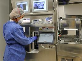İzmir'de Dr. Suat Seren Göğüs Hastalıkları ve Cerrahisi Eğitim ve Araştırma Hastanesinde hizmete giren "Robotik Kemoterapi İlaç Hazırlama Ünitesi" ile kanser hastaları için doğru ilacın, doğru doz ile doğru zamanda hazırlanması sağlanacak.  ( İzmir Kuzey Bölgesi Genel Sekreterliği - Anadolu Ajansı )