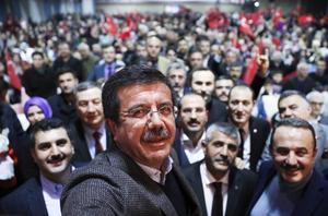 AK Parti İzmir Büyükşehir Belediye Başkan Adayı Nihat Zeybekci, yerel seçim kampanyası kapsamında Kemalpaşa MHP İlçe Başkanlığının Dere Mesire Alanı Atatürk Kültür Merkezinde organize ettiği "Ahmet Şafak ile Mesele Memleket Meselesi" gecesine de katıldı. ( Nihat Zeybekci Basın Bürosu - Anadolu Ajansı )