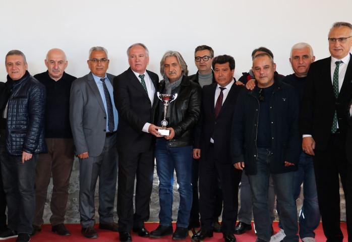 İzmir Gümrük Master Derneğince 67. Dünya Gümrük Günü kapsamında 14'üncüsü düzenlenen futbol turnuvasında dereceye giren takımlar ödüllerini aldı.  ( Şafak Yel - Anadolu Ajansı )