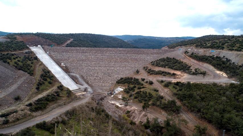 İzmir'in Bergama ilçesinde yapımı tamamlandığında 22 bin 950 dekar araziye su sağlayacak Musacalı Barajının gövde beton kaplama çalışmalarının tamamlandığı bildirildi. ( DSİ - Anadolu Ajansı )