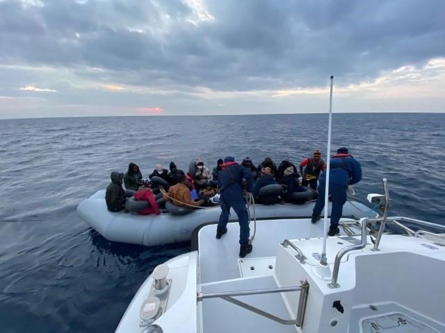 İzmir'in Urla, Dikili, Seferihisar ve Çeşme ilçeleri açıklarında Yunanistan unsurlarınca Türk kara sularına geri itilen 157 düzensiz göçmen kurtarıldı. ( Sahil Güvenlik Komutanlığı - Anadolu Ajansı )