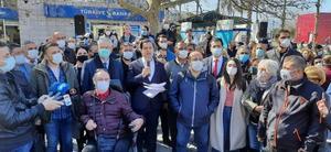 Cumhuriyet Halk Partisi (CHP) İzmir İl Başkanı Deniz Yücel, Konak Meydanında CHP İzmir Milletvekili Kani Beko, partililer ve belediye meclis üyelerinin katılımıyla basın açıklaması yaptı.  ( Haydar Toprakçı - Anadolu Ajansı )