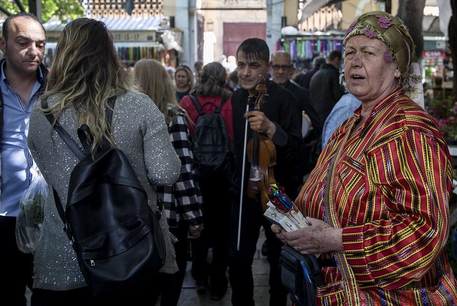 İzmir'de 60 yaşındaki Sevgi Ruhcan, kaybettiği eşinin otantik kıyafetlerini giyip Tarihi Kemeraltı Çarşısı'nda mesir macunu satarak onun işini sürdürüyor. Tarihi Kemeraltı Çarşısı'ndaki Hisar Camisi çevresinde 17 yıldır otantik kıyafetleriyle mesir macunu satan 2 metre boyundaki "Uzun Apo" lakaplı Abdullah Ruhcan, 20 gün önce kalp krizi sonucu hayatını kaybetti. Taziyelerin ardından evde tek kalan Sevgi Ruhcan, hem üzüntüsünü hafifletmek hem de yalnızlığını gidermek amacıyla eşinin işini sürdürmeye karar verdi. Ruhcan, eşinin kıyafetlerini giyerek tarihi çarşıda mesir macunu satmaya başladı.  ( Mahmut Serdar Alakuş - Anadolu Ajansı )