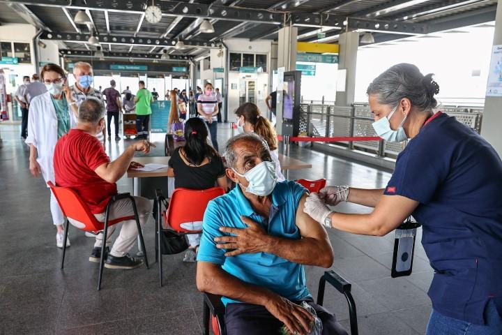 İzmir'de İZBAN'ın Halkapınar İstasyonu'nda yeni tip koronavirüs (Kovid-19) salgınıyla mücadele kapsamında aşılama noktası kuruldu. İstasyon içerisinde oluşturulan stantta aşı kayıt işleminin ardından vatandaşların ve istasyon çalışanlarının aşıları yapıldı. ( Mehmet Emin Mengüarslan - Anadolu Ajansı )
