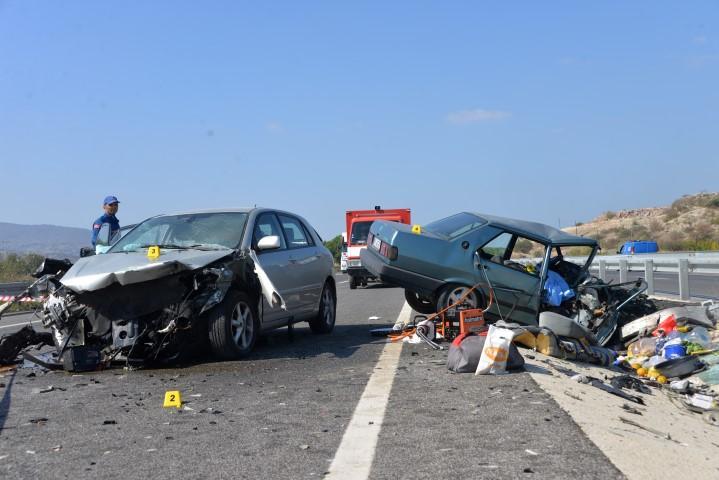 İzmir’in Bergama ilçesinde, iki otomobilin çarpışması sonucu meydana gelen trafik kazasında iki kişi hayatını kaybetti, iki kişi yaralandı.

 ( Sertan Ergit - Anadolu Ajansı )