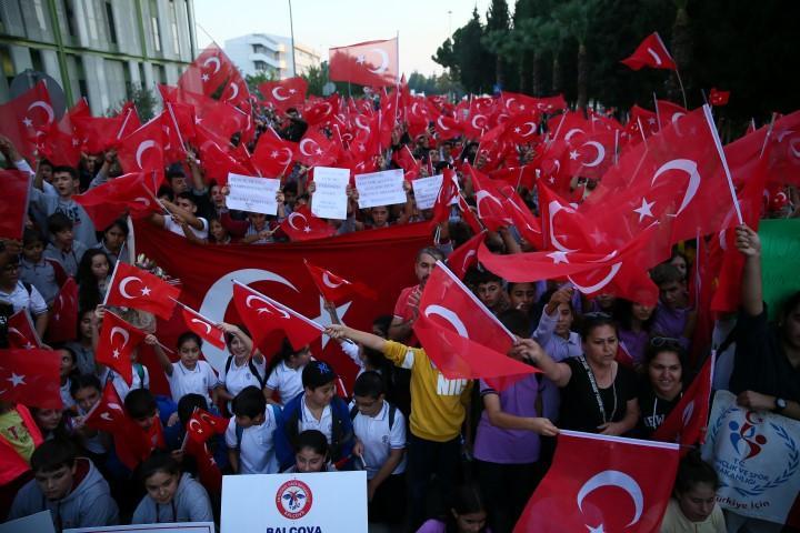 Almanya'nın Stuttgart kentinde gerçekleştirilen şampiyonada, halka aleti finalinde 14.933'lük derecesiyle şampiyon olup, cimnastikte büyüklerde altın madalya kazanan ilk Türk sporcu olarak tarihe geçen İbrahim Çolak ile şampiyonada dünya ikincisi olan Ahmet Önder ve olimpiyat kotası alan Ferhat Arıcan ile Nazlı Savranbaşı İzmir'e geldi.  Çok sayıda vatandaş, İzmir Adnan Menderes Havalimanı'nda Türk bayraklarıyla sporcuları karşıladı. ( Halil Fidan - Anadolu Ajansı )