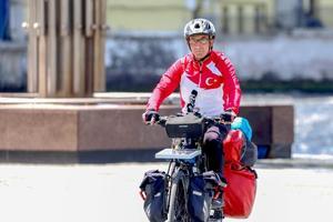 Vatan uğruna canlarını feda eden şehitler anısına 17 yıldır pedal çeviren Orhan Kotluk, 19 Mayıs Atatürk'ü Anma, Gençlik ve Spor Bayramı dolayısıyla İzmir'den Anıtkabir'e hareket etti. Yaklaşık 600 kilometrelik yolu 6 günde tamamlamayı hedefleyen Kotluk, bugüne kadar bisikletiyle şehitler anısına 20 bin 50 kilometre yol katetti. ( Lokman İlhan - Anadolu Ajansı )