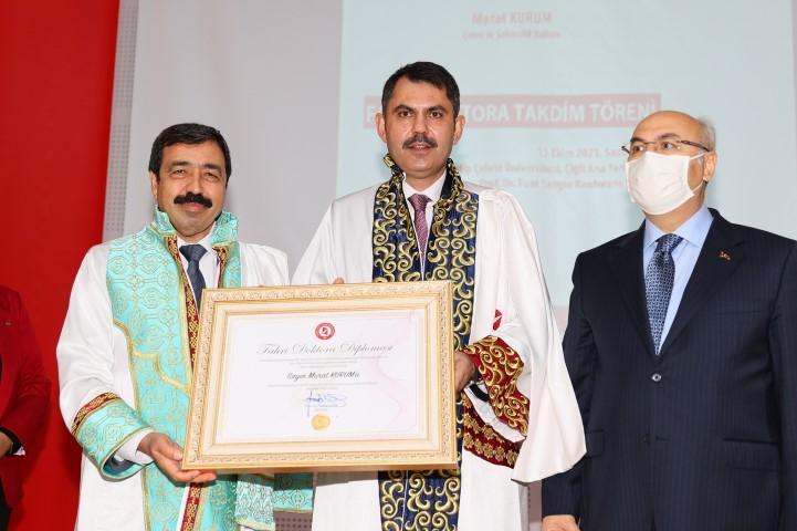 İzmir Katip Çelebi Üniversitesi (İKÇÜ) tarafından Çevre ve Şehircilik Bakanı Murat Kurum’a fahri doktora unvanı verilmesi dolayısıyla, İKÇÜ Prof. Dr. Fuat Sezgin Konferans Salonu’nda tören düzenlendi. İzmir Katip Çelebi Üniversitesi Rektörü Prof. Dr. Saffet Köse (solda) ve İzmir Valisi Yavuz Selim Köşger (sağda), Bakan Kurum’a cübbesini giydirerek fahri doktora belgesini taktim etti. ( Mehmet Emin Mengüarslan - Anadolu Ajansı )