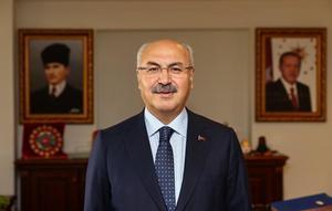 İzmir Valisi Yavuz Selim Köşger, AA muhabirine, Kovid-19'a karşı kent genelinde yürütülen aşılanma faaliyetlerinin yoğun bir şekilde devam ettiğini, İzmir'de hedef kitlenin yüzde 68'inin en az bir doz aşılandığını açıkladı. ( Mehmet Emin Mengüarslan - Anadolu Ajansı )
