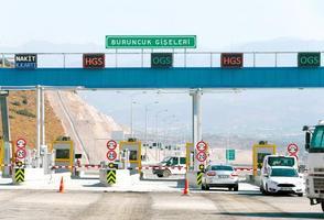 İzmir'de önemli sanayi ve turizm merkezlerinin bulunduğu kuzey aksında trafik sorununa önemli ölçüde çözüm sağlayacak Menemen - Aliağa - Çandarlı Otoyolunda sona yaklaşıldı. İzmir'de Petkim, Tüpraş, demir çelik fabrikaları, limanlar ve organize sanayi bölgelerinin bulunduğu Aliağa güzergahı ile Foça'daki turizm merkezlerinin hızlı ulaşım ihtiyacının karşılanması amacıyla 15 Şubat 2017'de ihalesi yapılan Koyundere-Menemen-Aliağa-Çandarlı Otoyolu Projesi, yüzde 90 oranında tamamlandı.  ( Evren Atalay - Anadolu Ajansı )