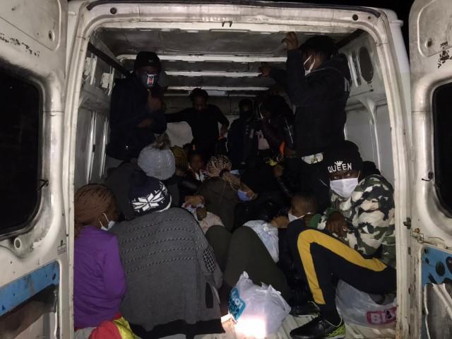 İzmir'in Dikili ilçesinde kapalı kasa kamyonetteki 25 sığınmacı yakalandı. ( Jandarma Genel Komutanlığı  - Anadolu Ajansı )
