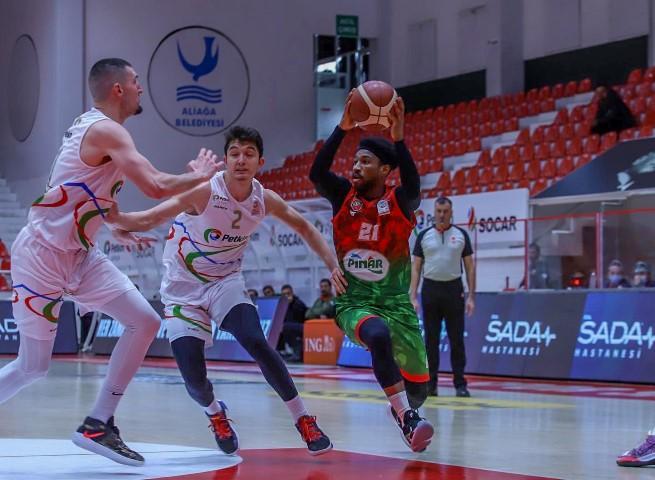 ING Basketbol Süper Ligi ekipleri Aliağa Petkimspor ile Pınar Karşıyaka, hazırlık maçında ENKA Spor Salonu'nda karşılaştı. Pınar Karşıyaka'dan Tony Taylor (21) ile Aliağa Petkimspor'dan Boran Güler (2) bir pozisyonda mücadele etti. ( Karşıyaka Spor Kulübü - Anadolu Ajansı )