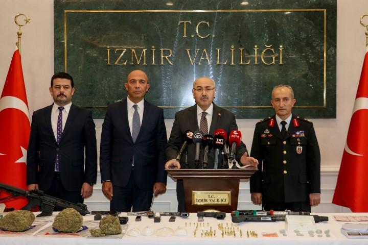İzmir merkezli 5 ilde düzenlenen uyuşturucu operasyonunda 33 şüpheli gözaltına alındı. İzmir Valisi Yavuz Selim Köşger (sağ2), valilik binasındaki toplantıda İl Emniyet Müdürü Mehmet Şahne(sol2) ve İl Jandarma Komutanı Tuğgeneral Osman Kılıç(sağda) ile beraber kentte yıl içinde uyuşturucuya yönelik düzenlenen operasyonlar hakkında bilgi verdi. ( Hüseyin Bağış - Anadolu Ajansı )