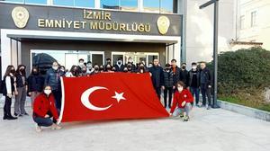İzmir polisi, öğrenciler için gezi düzenledi
