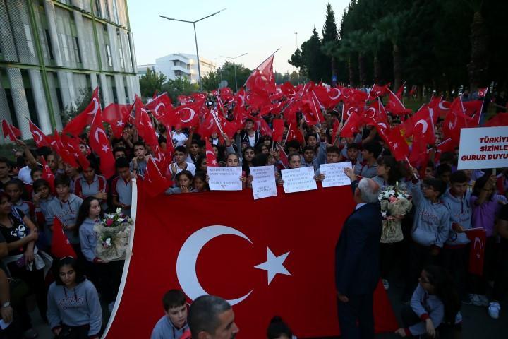 Almanya'nın Stuttgart kentinde gerçekleştirilen şampiyonada, halka aleti finalinde 14.933'lük derecesiyle şampiyon olup, cimnastikte büyüklerde altın madalya kazanan ilk Türk sporcu olarak tarihe geçen İbrahim Çolak ile şampiyonada dünya ikincisi olan Ahmet Önder ve olimpiyat kotası alan Ferhat Arıcan ile Nazlı Savranbaşı İzmir'e geldi. Aliağa Helvacı Ortaokulu'nda beden öğretmeni olarak görev yapan İbrahim Çolak'ın öğrencileri, İzmir Adnan Menderes Havalimanı'nda Türk bayraklarıyla öğretmenlerini karşıladı. ( Halil Fidan - Anadolu Ajansı )