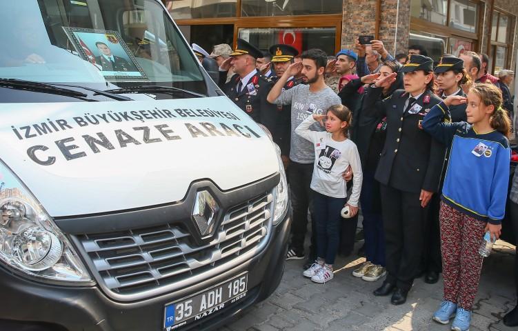 Antalya'da jandarma su altı kurtarma ekibinin dalış eğitiminde rahatsızlanarak şehit olan Jandarma Astsubay Kıdemli Üst Çavuş Mesut Akmeşe, İzmir'in Dikili ilçesinde son yolculuğuna uğurlandı.  Cenaze törenin ardından şehidin eşi Latife (sağ 3), kızı Hayriye Nil (sağ 4) ve yakınları şehidin bulunduğu cenaze aracının geçişi sırasında asker selamı verdi. ( Emin Mengüarslan - Anadolu Ajansı )
