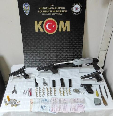 İzmir'in Kınık ilçesinde ruhsatsız silah sattığı ve silah tamiri yaptığı iddiasıyla yakalanan şüpheli tutuklandı. ( İzmir Emniyet Müdürlüğü - Anadolu Ajansı )