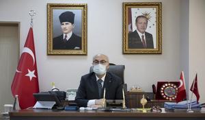 İzmir Valisi Yavuz Selim Köşger, kentte yeni tip koronavirüs (Kovid-19) vaka sayılarının 30 Ekim'de yaşanan deprem ile yükselişe geçtiğini ancak son bir haftada alınan tedbirlerle yeni vaka sayılarında yüzde 25 civarında azalma gözlendiğini bildirdi. ( Lokman İlhan - Anadolu Ajansı )